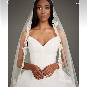 David’s Bridal Vera Wang Corded Lace Appliqué Square-Cut Walking Veil
